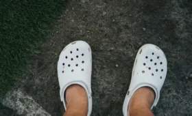 Disney World Larang Pengunjung Pakai Sepatu Crocs, Picu Kecelakaan di Eskalator