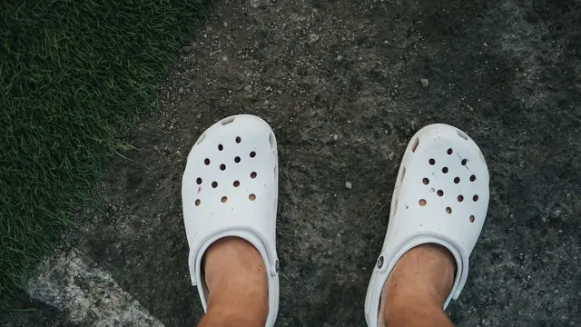 Disney World Larang Pengunjung Pakai Sepatu Crocs, Picu Kecelakaan di Eskalator