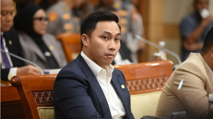 Anggota Komisi III DPR RI, Stevano Rizki Adranacus, memberikan apresiasi terhadap kinerja Jaksa Agung ST Burhanuddin yang aktif mempromosikan prinsip Restorative Justice (RJ) untuk masyarakat kecil. Legislator PDIP tersebut mengusulkan agar Burhanuddin dianugerahi gelar 'Bapak Restorative Justice Indonesia'.